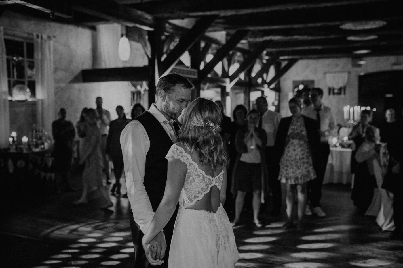 kati_christian_hochzeit_hofgut_westerstede__guthorn_fotograf_inga_doerge_feldmann-60-1400×933